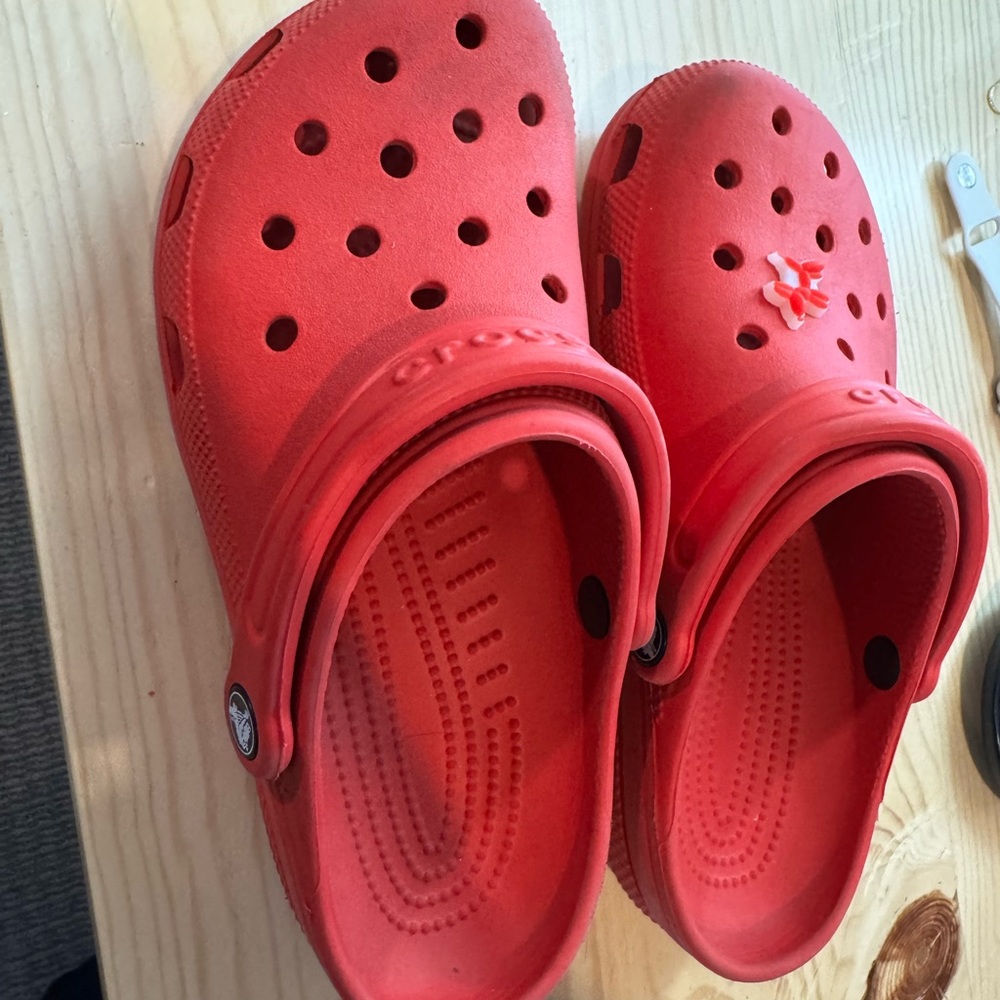 Red crocs - Picture 4 of 7